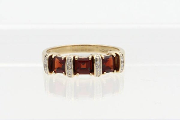 Vintage ring met granaat en diamant. Maat: 17.75. 2021/395.