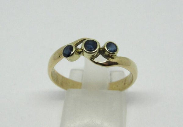 14 Karaat. Ring met 3x saffier. Maat: 18.5. Nr: 19/A196.