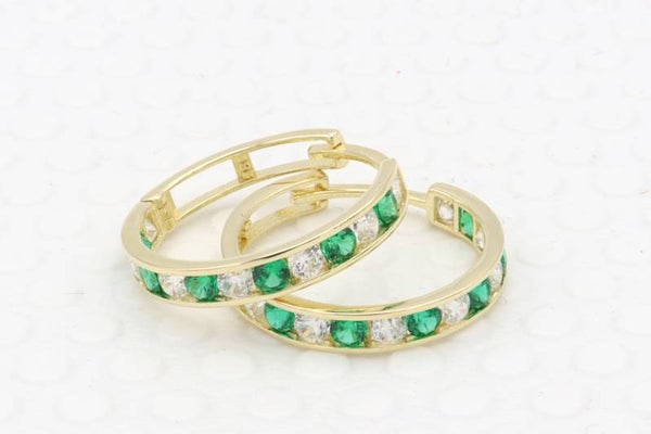 14 Karaat. Gouden oorbellen met smaragd en witte saffier.Nr: 2020/196.