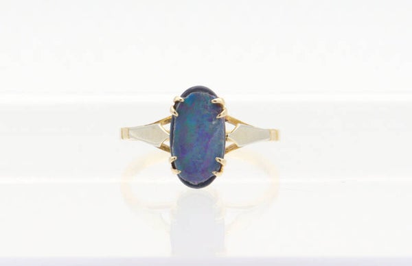 Antieke bi-color ring met opaal. Maat: 17.2. 2021/441.