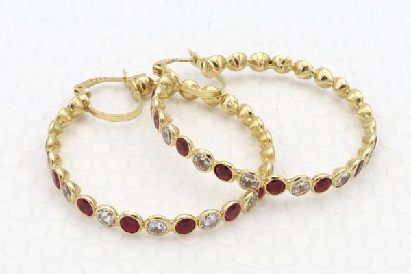 14 Karaat. Gouden oorbellen met robijn en moissanite diamonds.Nr: 2020/222.