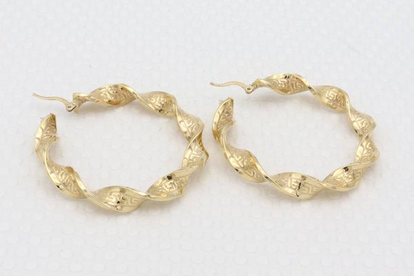 14 Karaat. Gouden bewerkte grote creool oorbellen. Nr: 2020/223.