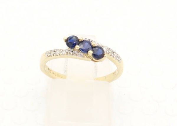 Vintage ring met saffier en diamanten. Maat: 17.1. 2021/450.