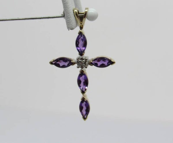 9 Karaat. Kruis hanger met 4x amethist en diamant. Nr: 19/A225.