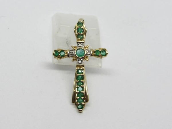 9 Karaat. Kruis met 15x smaragd en 4x diamant. Nr: 19/A230.