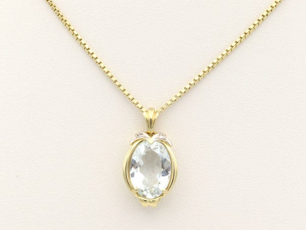 Gouden ketting met hangermet licht blauwe aquamarijn en 2x diamant. 2021/477.