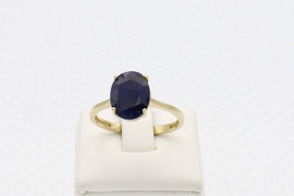 14 Karaat. Gouden ring met donkere saffier. Maat: 17.5. Nr:2020/247.