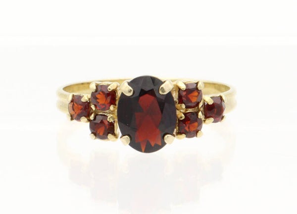 Antieke ring met granaat. Maat: 18.1. 2021/482.