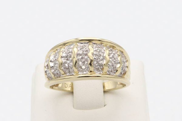 9 Karaat. Vintage ring met diamanten (ca: 0.11 ct). Maat: 16.3. Nr: 2020/256.