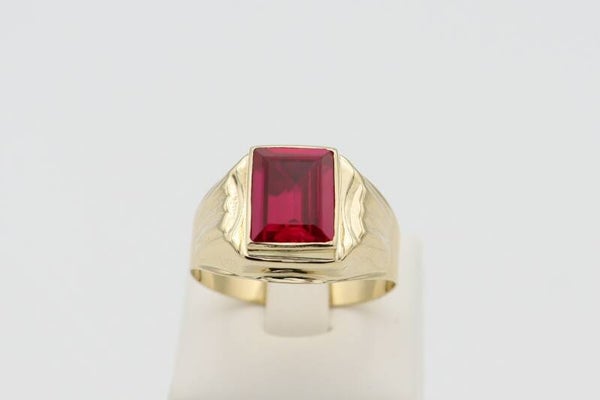 14 Karaat. Gouden ring met robijn. Maat: 21.2. Nr: 2020/275