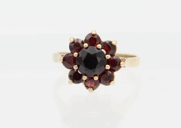 Vintage ring met granaat. Maat: 17.1. 2021/516.