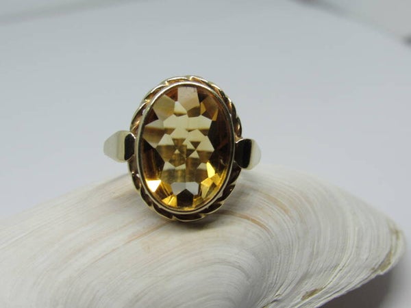 14 Karaat. Ring met grote citrien. Maat: 18. Nr: 19/A282