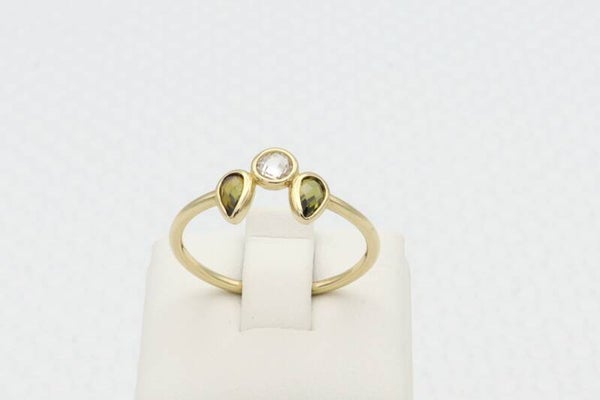 14 Karaat. Gouden vintage ring met peridot en moissanite diamond. Maat: 17.6. Nr:2020/290.
