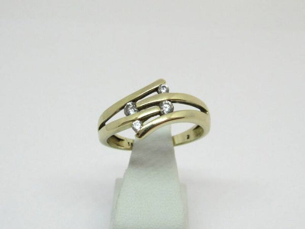 14 Karaat.  Design ring met 4x zirconia. Maat: 18.1. Nr: 19/A294.
