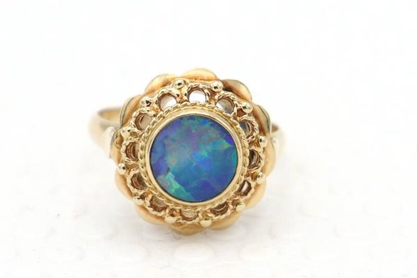 14 Karaat. Gouden vintage ring met vuuropaal. Maat: 16.5. Nr: 2020/307.