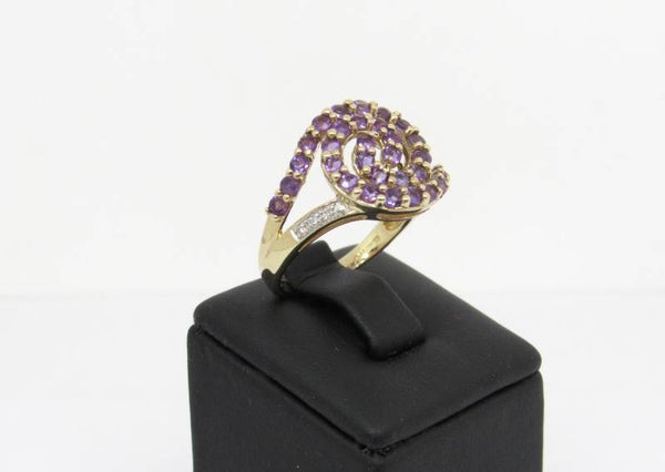 9 Karaat. Ring met 33x amethist en 6x diamant. Maat: 17.2. Nr: 19/A299.