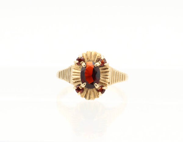 Antieke art deco ring met granaat. Maat: 17.5. 2021/551.