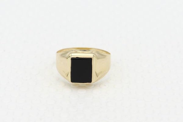 Gouden  ring met onyx. Maat: 21.9. 2020/312.