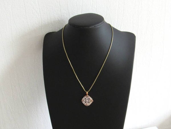 18 Karaat. Parelmoerhanger in rosegoud met 5x diamant. Nr: 19/A311.