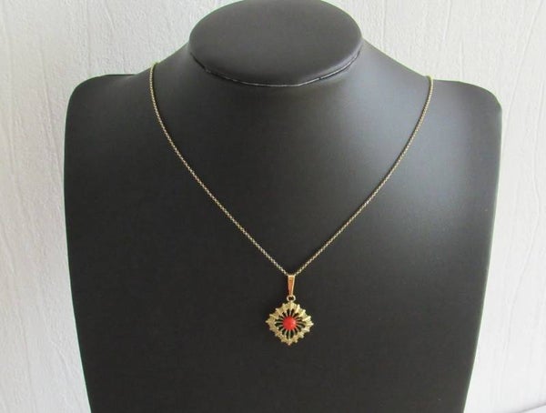 8 Karaat. Antieke handgemaakte hanger met bloedkoraal. Nr: 19/A313.