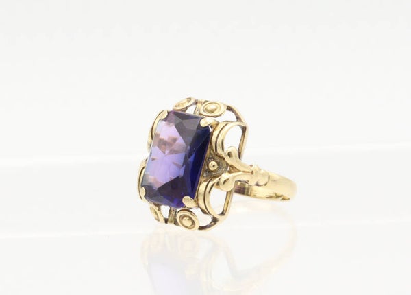 Gouden antieke Art Deco ring met blauwe paarse saffier. Maat: 16. 2021/565.
