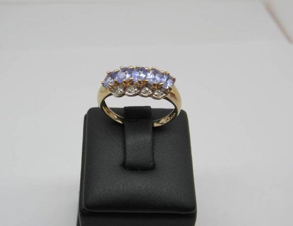 14 Karaat. Ring met 5x tanzaniet en 8x diamant. Maat: 17. Nr: 19/A346.