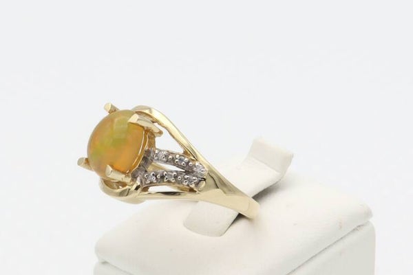 9 Karaat. Vintage ring met opaal en 12 x diamant. Maat: 17.2. Nr: 2020/348