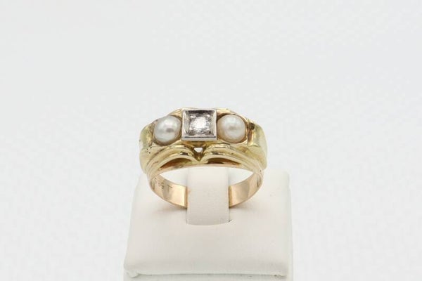 Gouden antieke tri-color ring met parel en diamant. Maat: 17.6. 2020/368.
