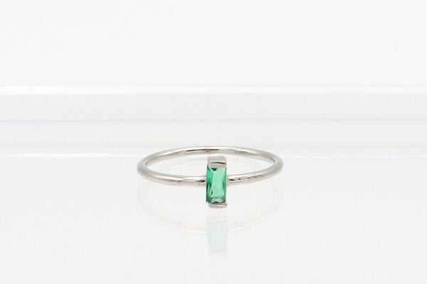 14 Karaat. Wit gouden vintage ring met toermalijn. Maat: 17. Nr:2020/369.