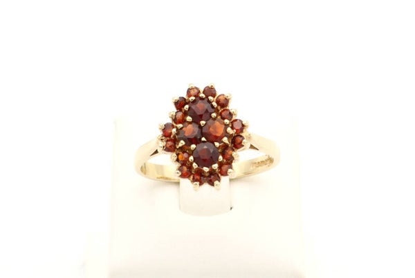 Vintage ring met granaat. Maat: 17.75. 2021/597.