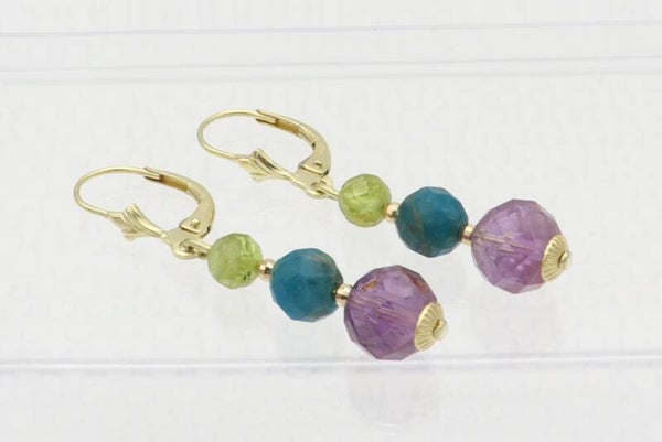 Vintage oorbellen met ghostquarts, apatiet, peridot en goud. 2020/401.