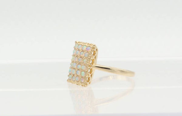 Vintage ring met opaal. Maat: 17.25. 2021/618.