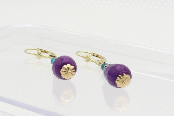 14 Karaat.  Gouden vintage oorbellen met paarse jade en apetiet. Nr: 2020/399.
