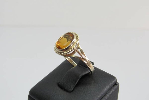 9 Karaat. Ring met citrien. Maat: 16.5. Nr: 19/A390.