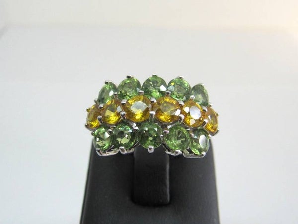 9 Karaat. Ring met 10x groen saffier en 6x gele saffier. Maat: 17.75. Nr: 19/A392.