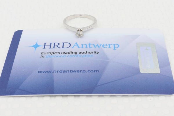 Wit gouden ring met diamant. Maat: 17.2. 2020/458.