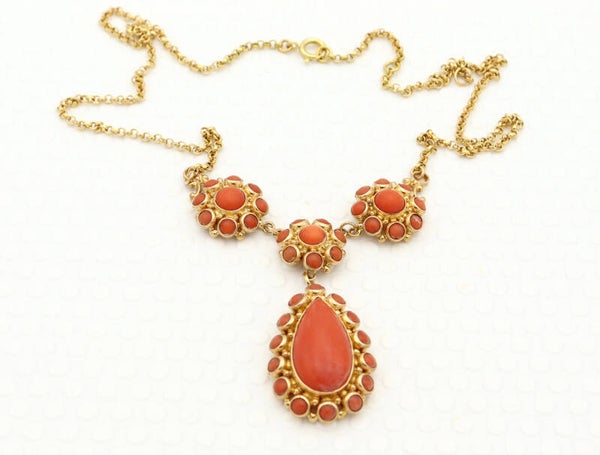 Antieke gouden jasseron ketting met bloedkoraal hanger. 2021/692.