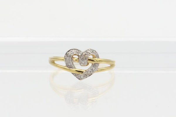 Gouden vintage ring met diamant (Ca: 0.03 ct). Maat: 17. Nr: 2020/493.