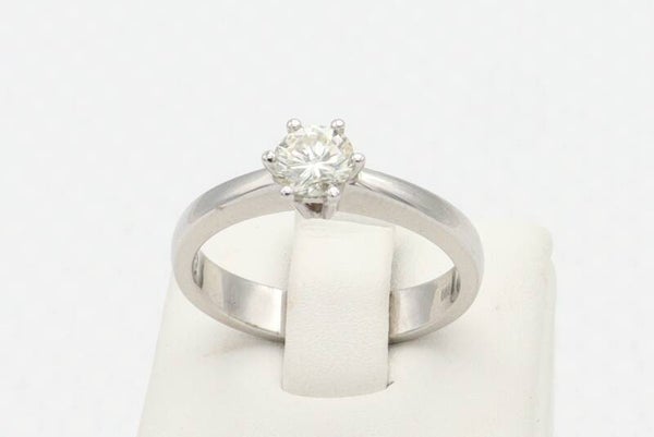 14 Karaats. Wit gouden ring met diamant (Ca: 0.45 ct). Maat: 17.1. Nr: 2020/505.