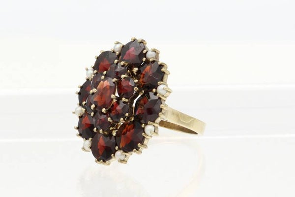 8 Karaat. Antieke cocktail ring met granaat en parels. Maat:18.1. Nr: 2020/547.