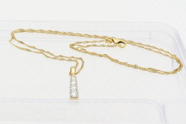 14 Karaat. Gouden hanger met 4x diamant(Ca: 0.56 ct) en gouden ketting. Nr: 2020/577.