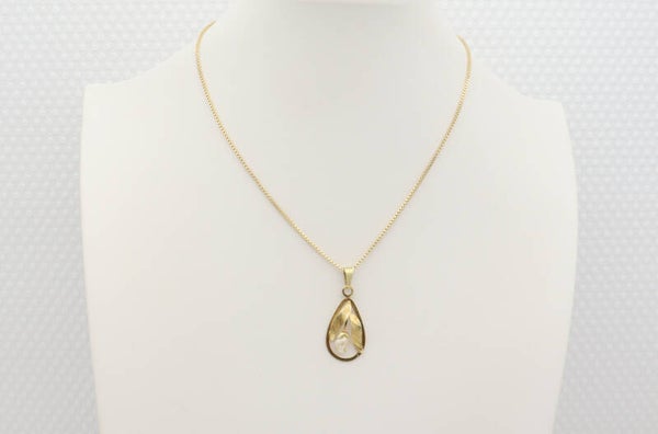 Vintage gouden ketting met parelhanger. 2021/802.