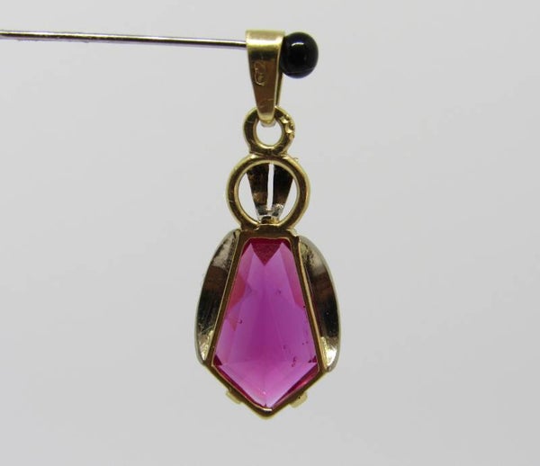 14 Karaat. Hanger met  glassteen.Nr: 18/267