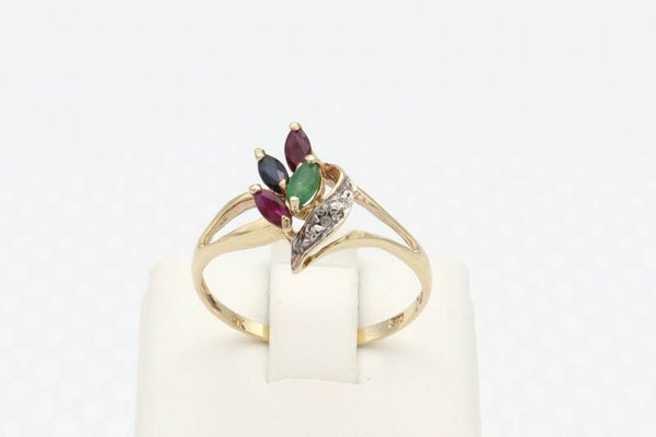 9 Karaat. Vintage ring met saffier,robijn,smaragd en diamant . Maat: 17.1. Nr: 2020/634