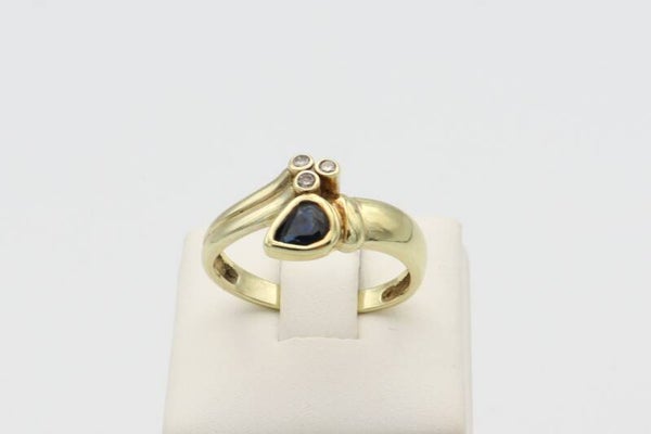 Gouden vintage ring met saffier en diamanten.Maat: 16.3. 2020/675.