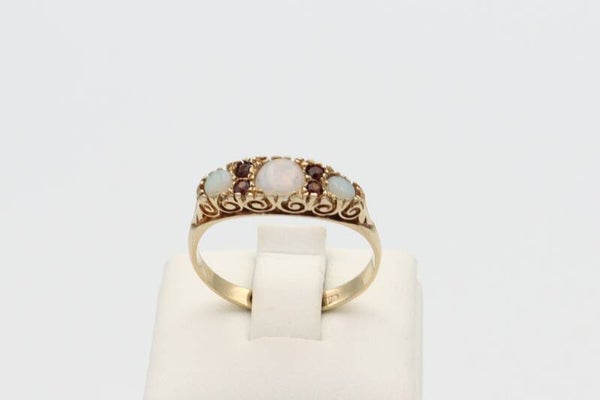 9 Karaat. Vintage ring met granaat en opaal. Maat:17.1. Nr: 2020/689.