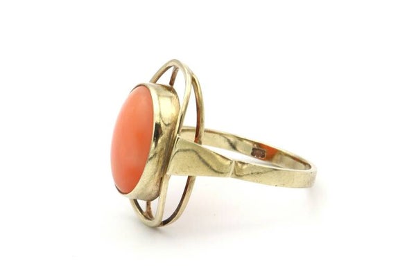 Antieke  Art Deco ring met zalmkoraal. Maat: 16. 2020/692.