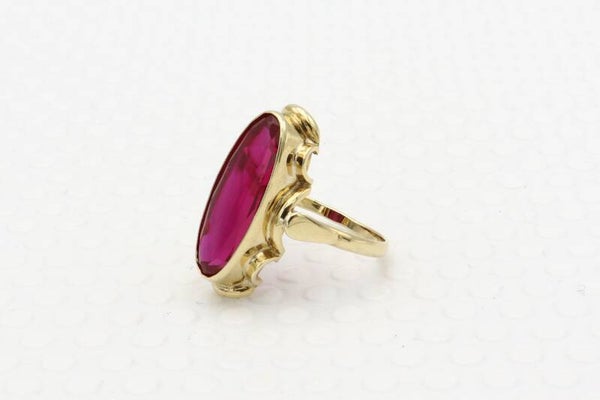 14 Karaat. Gouden vintage ring met robijn. Maat: 15.3. Nr: 2020/709.