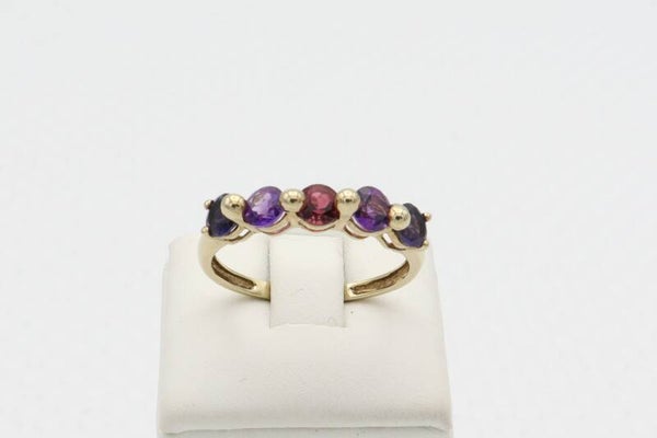 9 Karaat. Vintage ring met toermalijn,amethist en ioliet. Maat:17.8. Nr: 2020/725.