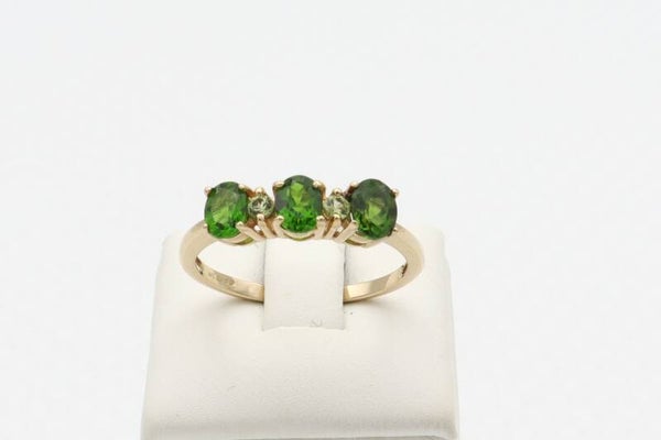 9 Karaat. Vintage ring met smaragd en peridot. Maat:17.8. Nr: 2020/723.